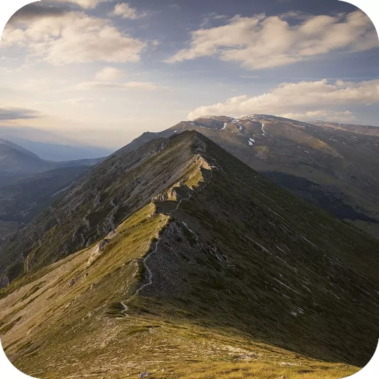 La luce del tramonto illumina la lunga e sottile cresta sommitale del Porrara che si slancia verso il massiccio principale della Maiella. Dalla vetta, si può godere di una delle vedute più belle dell'Appennino