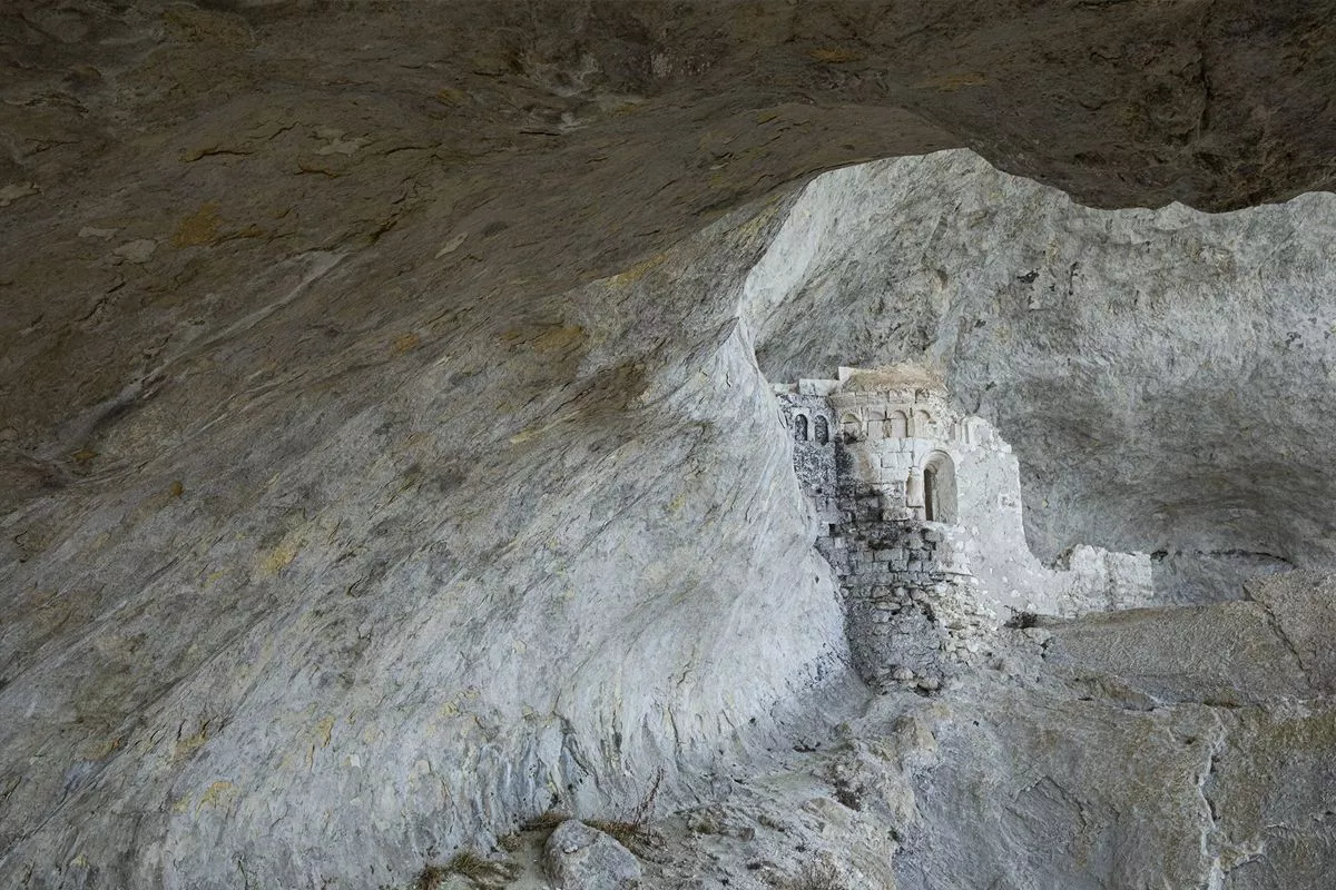 I resti dell'eremo di Sant'Angelo, risalenti al secolo XI, nell'omonima grotta nei pressi di Palombaro, sembrano fondersi con la roccia calcarea e rappresentano uno degli esempi più straordinari di architettura rupestre della Maiella.