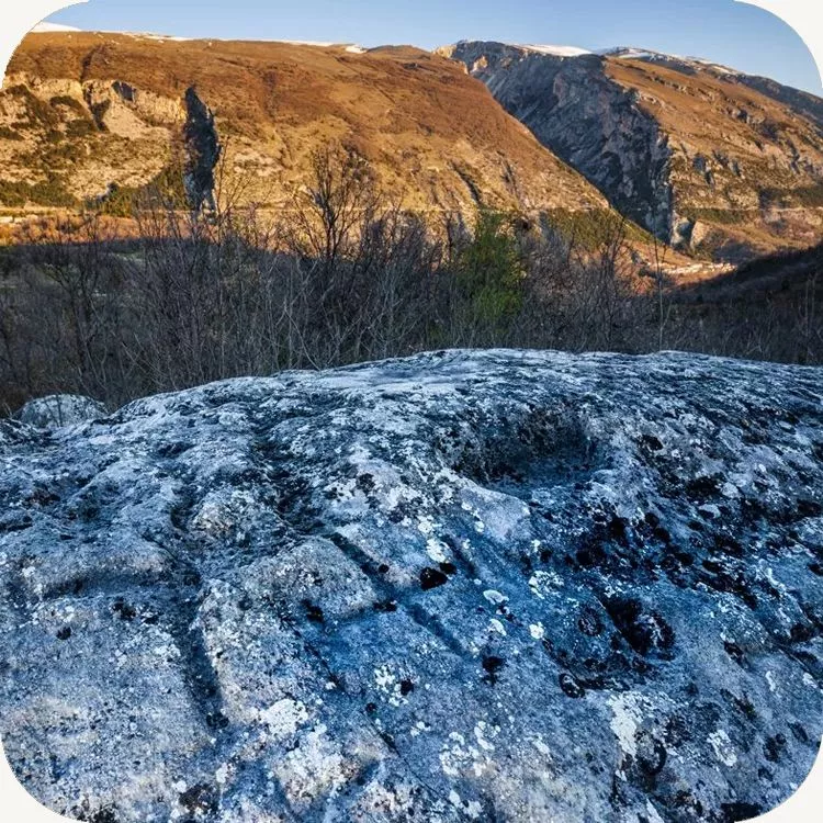 Antiche incisioni sulla cosiddetta Pietra delle Croci di Lettopalena