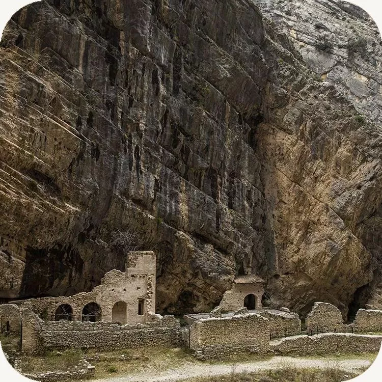 I resti dell'eremo di S. Martino in Valle nelle omonime gole, nei pressi di Fara S. Martino.