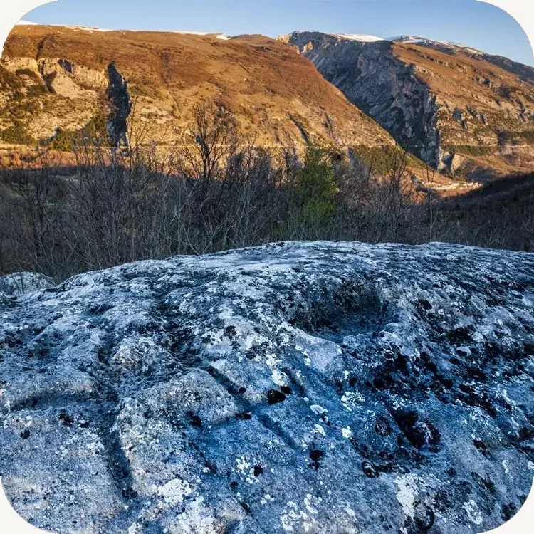 Antiche incisioni sulla cosiddetta Pietra delle Croci di Lettopalena