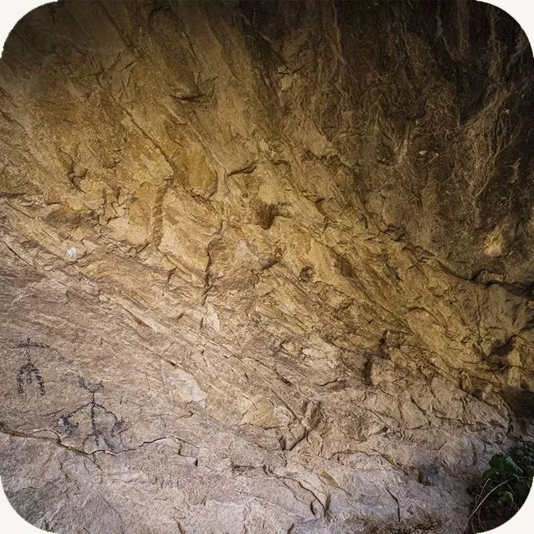 Tra le pieghe della montagna, quindi, la geologia si è fatta dapprima storia, e poi architettura.