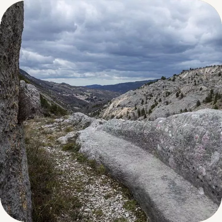 L'antica tagliata scavata nella roccia a precipizio sul fiume Aventino