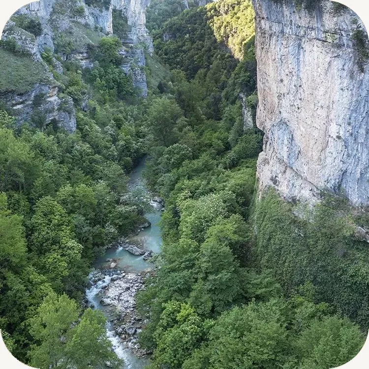 Il ponte sull'Orta nei pressi di Salle e le imponenti pareti di roccia scavate dalle acque del fiume nei millenni