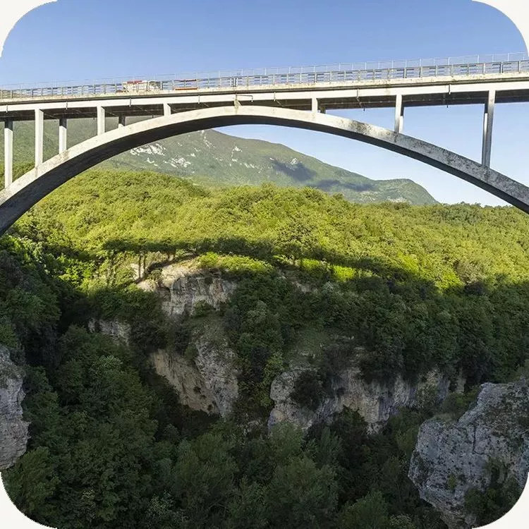 Il ponte sull'Orta nei pressi di Salle e le imponenti pareti di roccia scavate dalle acque del fiume nei millenni