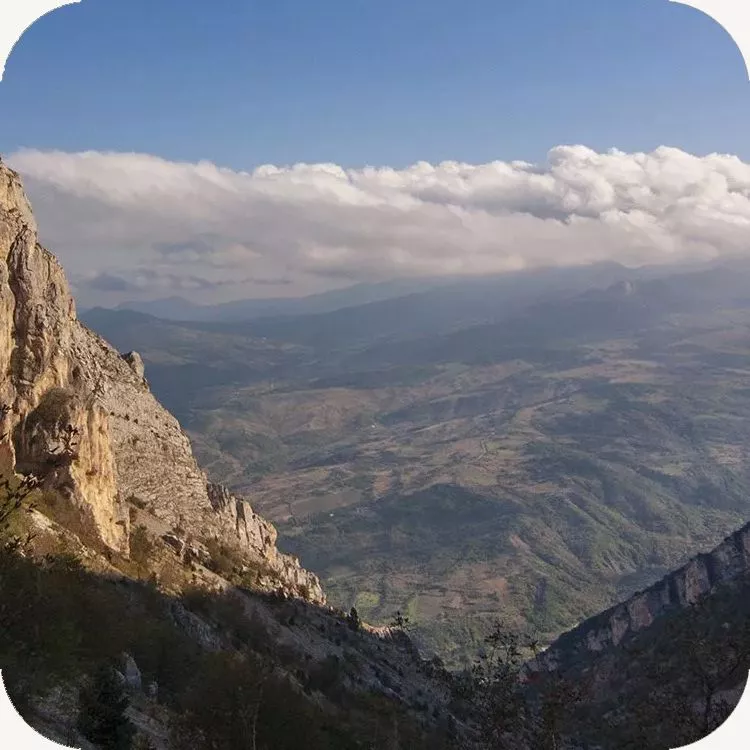Veduta verso est dell'alta Valle di Taranta con l'ingresso delle Grotte del Cavallone