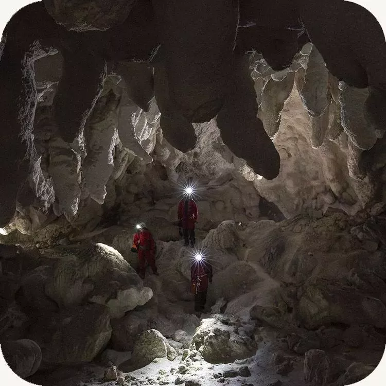 I tecnici del Parco Maiella esaminano la Grotta Nera con le sue caratteristiche concrezioni